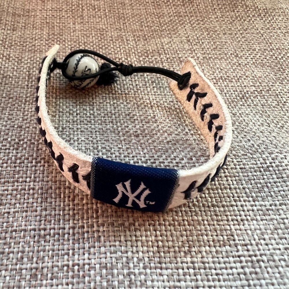 MLB NY Yankees Team Baseball Seam‎ Stitching Leather Bracelet Gamewear Siskyou